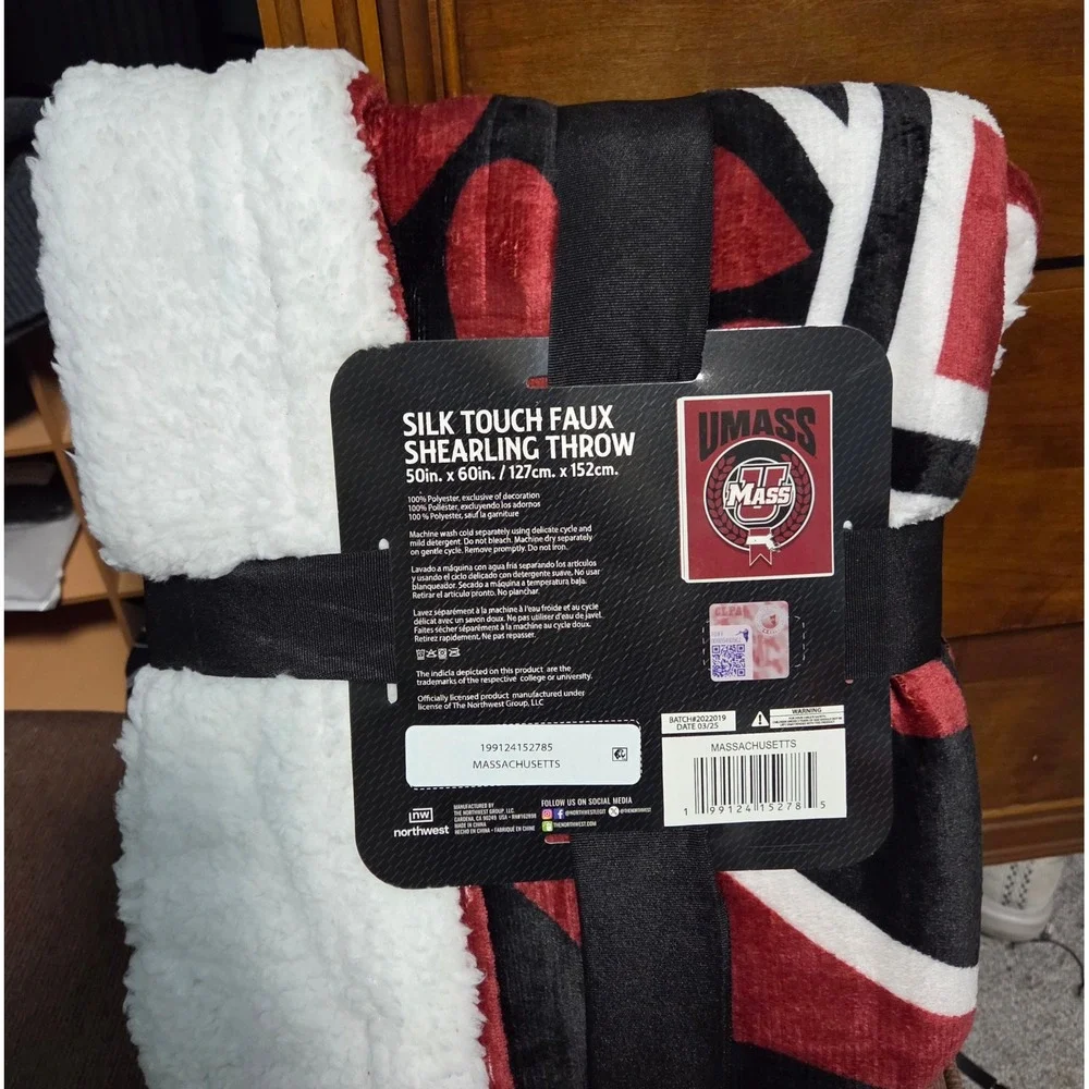 UMass Minutemen Silk Touch Faux Shearling Throw Blanket 50x60 Northwest Red